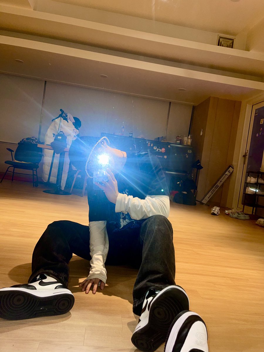 ciipher_arg's tweet photo. @RAIN_Ciipher [#HYUNBIN] El color de mi corazón es BLACK 🖤
Clue es LOVE 💕

#Ciipher #싸이퍼 #PengBin🐧 #보라빈
-🌻 https://t.co/3gUNVWHJCU