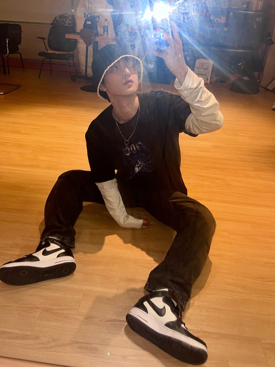 ciipher_arg's tweet photo. @RAIN_Ciipher [#HYUNBIN] El color de mi corazón es BLACK 🖤
Clue es LOVE 💕

#Ciipher #싸이퍼 #PengBin🐧 #보라빈
-🌻 https://t.co/3gUNVWHJCU