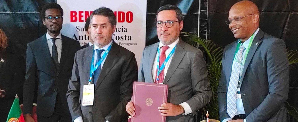 AfDB_Group's tweet photo. Banco Africano de Desenvolvimento e Portugal assinam acordo de garantia de 400 milhões de euros para apoiar o Compacto Lusófono.

➡️ https://t.co/2UNuuavbVN https://t.co/KJMtaS63hD