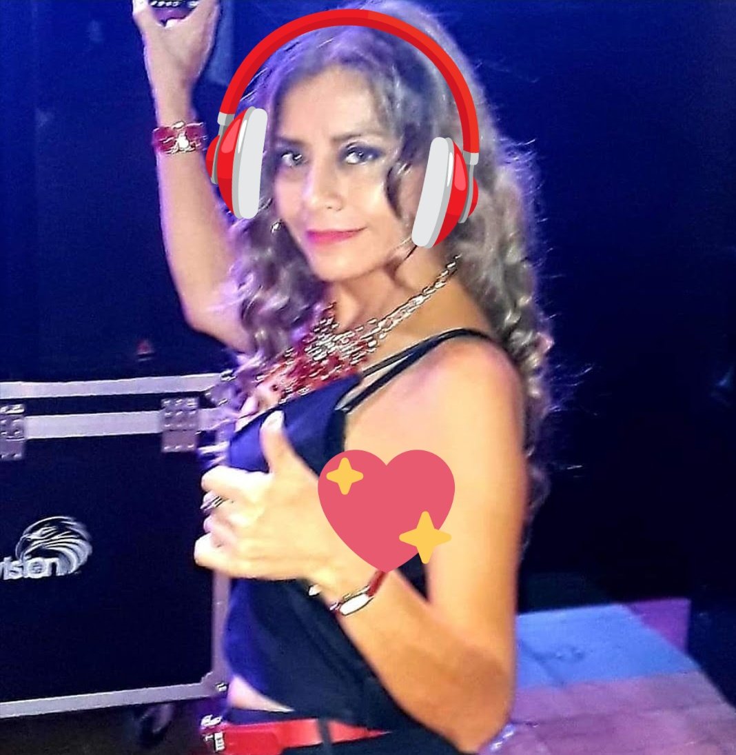 RadioRumbaEc's tweet photo. Y positivos... así estamos en esta nueva aventura musical #LaClave.. por #RadioRumbaNetwork 107.3, junto a la muy querida "Dama de la salsa" @lidiaronquillo y"Dj. Aventurero" #EdisonPoveda 📻💃🎙🎙🎶😃🤩🎧😀📻❤ https://t.co/d6Jk0Fis1H