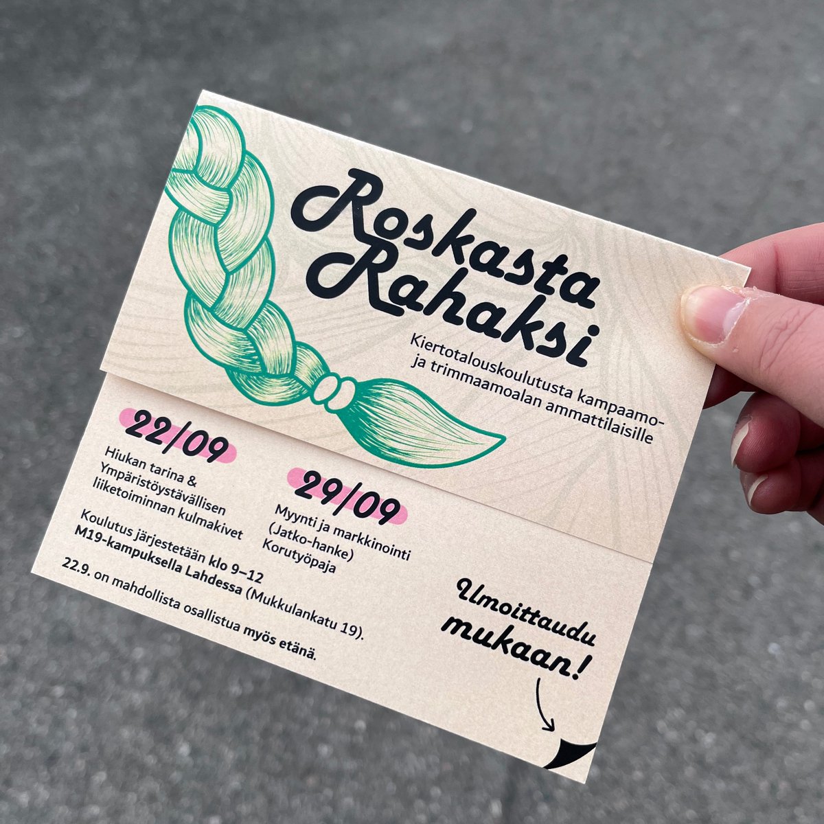 Hiukka 2.0 harjoittelijat jalkautuivat Lahden keskustaan, markkinoimaan Roskasta Rahaksi-koulutusta kampaamoille. 
Toivottavasti tapaamme mahdollisimman monta mahtavaa parturi-kampaajaa ja trimmaajaa kiertotalouskoulutuksessamme!
#hiukka2 #kiertotalous #hiuskuitu #hiukkahyva