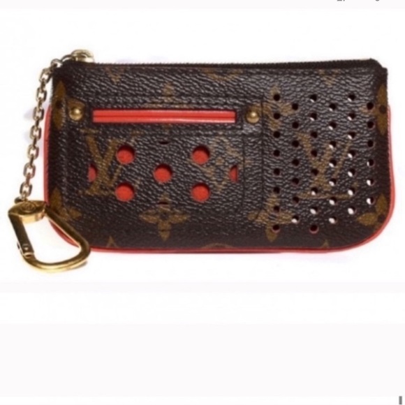 Verasplace1's tweet photo. So good I had to share! Check out all the items I'm loving on @Poshmarkapp #poshmark #fashion #style #shopmycloset #louisvuitton #moulinettesoeurs: https://t.co/EBLV0VlFfI https://t.co/qLipT2uS9H