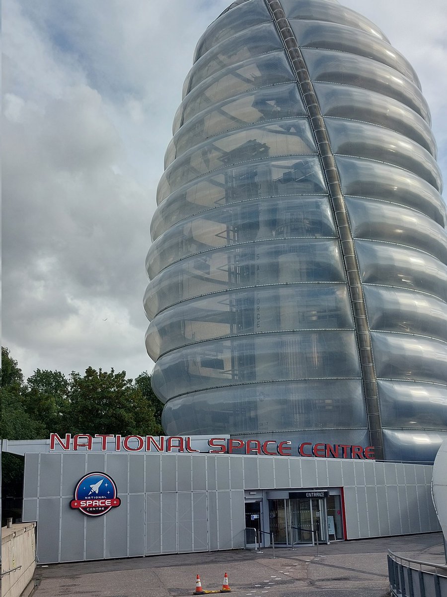 SamSuter_'s tweet photo. Excited to be presenting for my first conference at #UKEO2022 tomorrow. Amazing talks given today, lots of eye-opening #EarthObservation applications to learn about👩‍🚀 https://t.co/Q3zpBj6Zwv