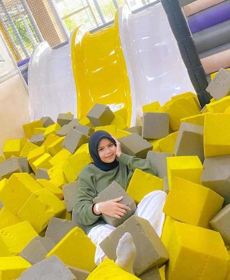 Ketika seorang anak perempuan tersenyum seperti itu  pada ayahnya, sang ayah terlepas dari statusnya dalam hidup, merasa seperti seorang raja.