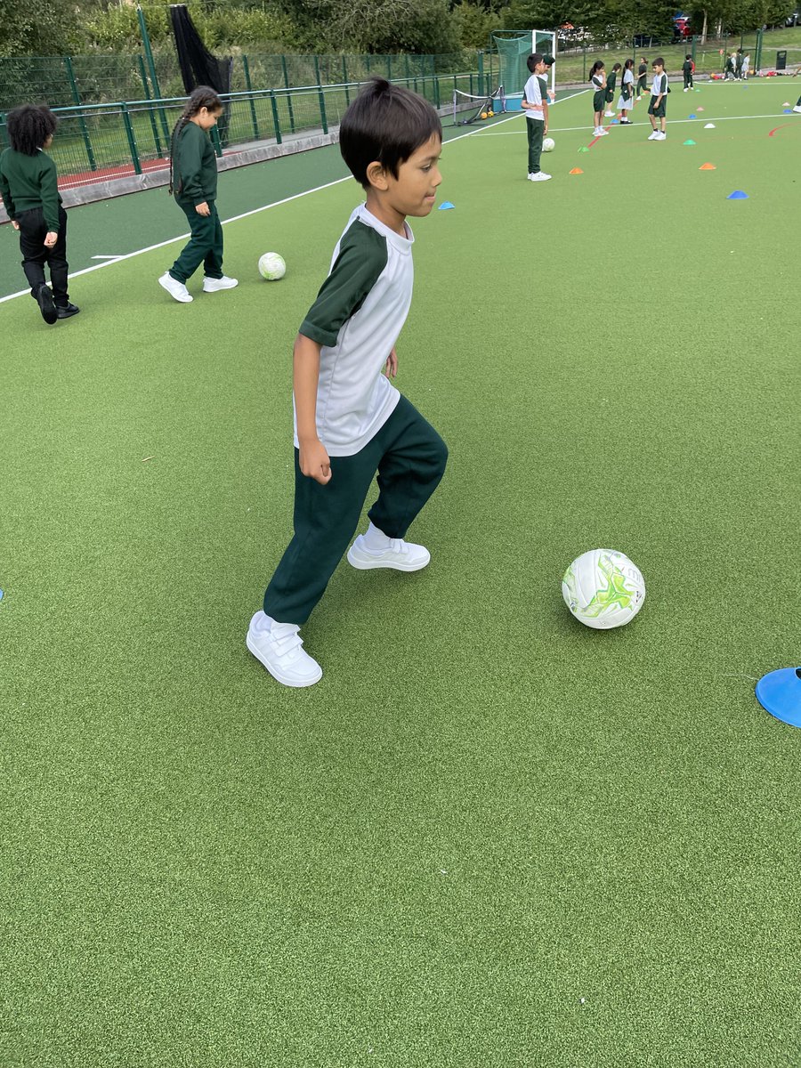 HallfieldSport's tweet photo. In Year 2 games this afternoon, the children enjoyed some football practice. This saw the children develop their dribbling skills, passing and ball control. I think we have some future sports stars in the making!⚽️⚽️@HallfieldSchool @HallfieldSport #GamesLesson #FootballPractise https://t.co/kFK8sxkQlA