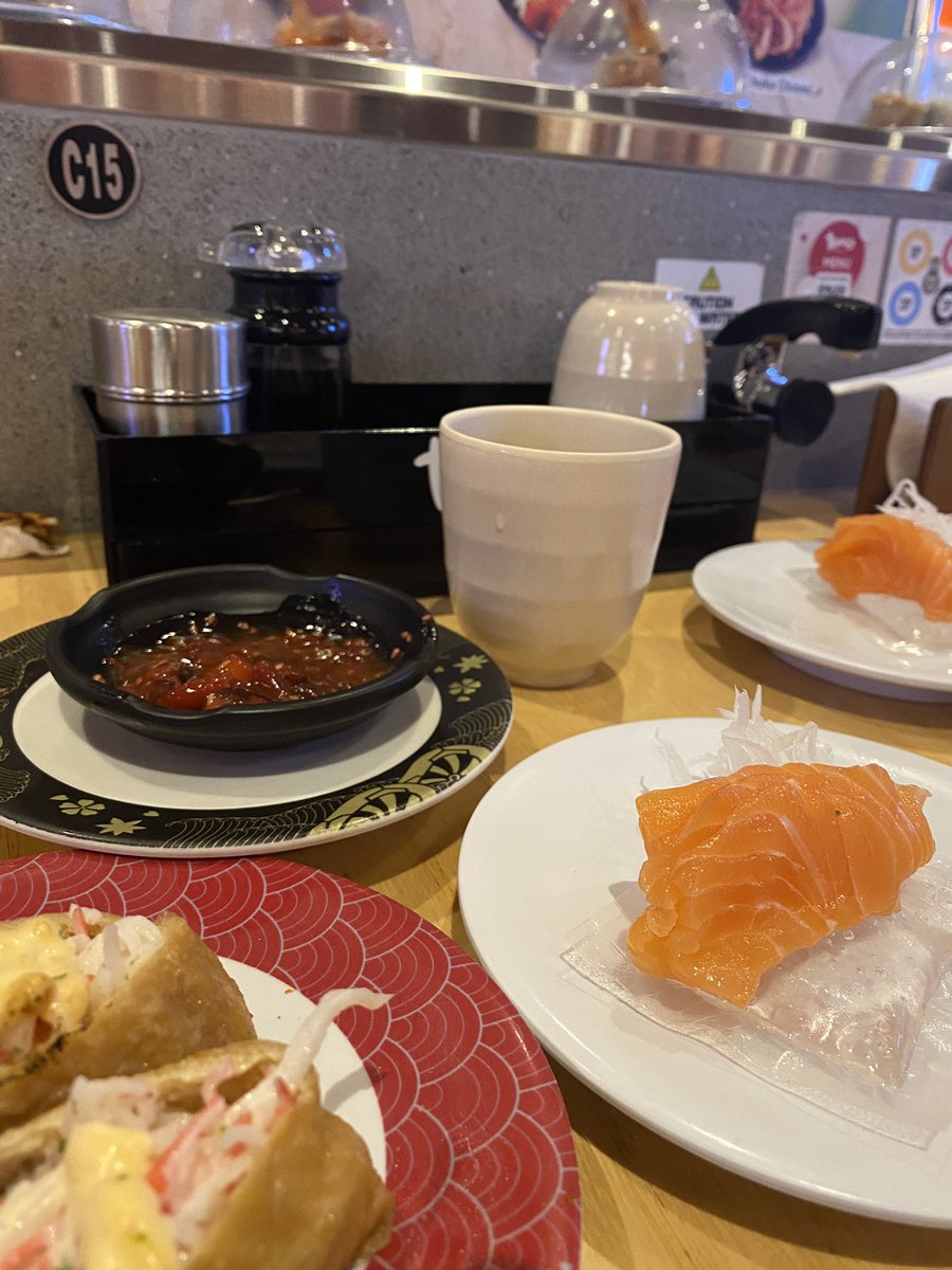 whosber's tweet photo. ⭐️mini food review #2⭐️

📍Tom Sushi🍣 TSM 
Harga start dari 10k ajah! 🫣

Chuka idako 8/10 
Kani 7/10 
Salmon sashimi 8/10

Harganya cukup affordable, but ukuran menyesuaikan harga ya✨

Menarik bwt jd alternatif sushi hits yg satu lagi hehe😋#sushi #tsbandung #review #food #raw https://t.co/wJQqpppRZE