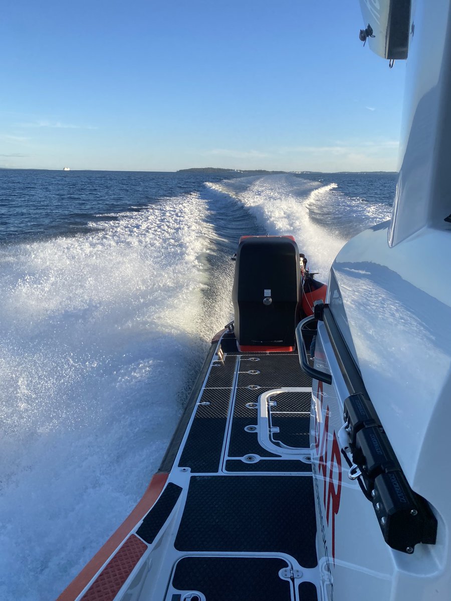 NSSR's tweet photo. #RS170 #PrinsesseRagnhild på vei til havarist med fremdriftshavari i Drammensfjorden 🌊⚓️ https://t.co/JUTfSmv7ve