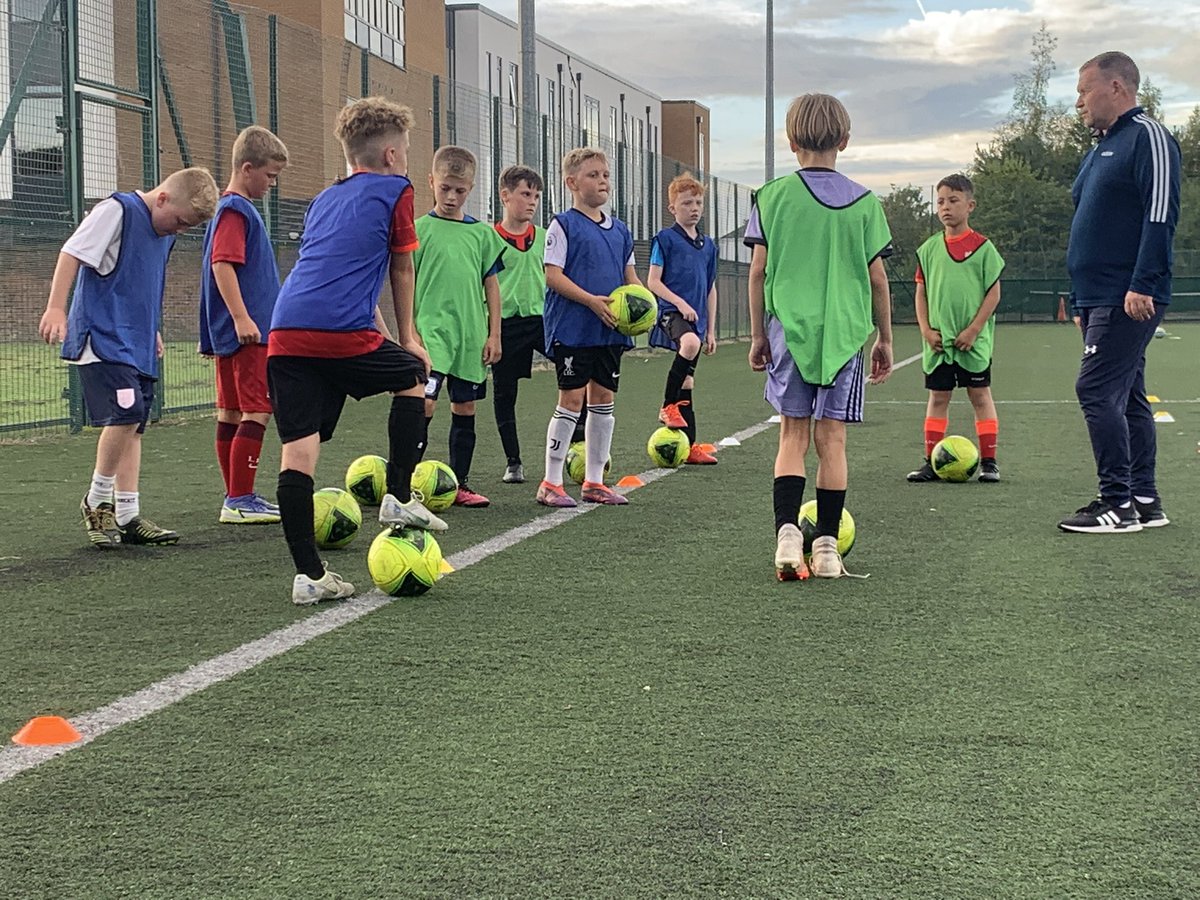 Fantastic to be back at training last night and to welcome Erik ten Hag to 4 Pro 🙌🏾😂

Always good to see the boys working hard and enjoying themselves 😅⚽️👍🏾
#development #grassrootsfootball #learnteachgrow #Iam4pro