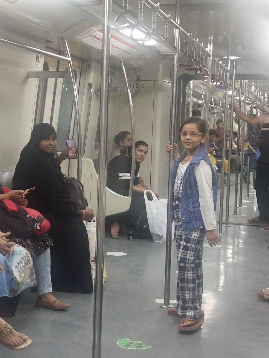 PrachiyNBT's tweet image. #ZeroAction : @DCP_DelhiMetro के लेडीज के लिए ऐसे आरक्षण का क्या फायदा? लेडीज कंपार्टमेंट में पुरुषों की अनजाने में एंट्री या मौजूदगी से आपत्ति नहीं है। पर यह रोज का अनुभव है कि कुछ लोग जानबूझकर केवल महिलाओं के लिए आरक्षित डिब्बे के अंदर घुसते हैं। कहने के बावजूद बहस करते हैं।