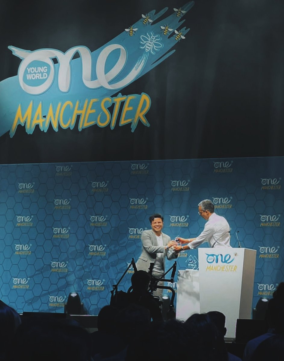 Honored to receive the ‘Journalist of the Year’ award at #OYW2022 amongst admirable people. 
My speech was about the challenges we face:
- How journalism struggles to portray diversity 🏳️‍🌈
- How authoritarian governments are criminalizing journalists at countries like Guatemala 🇬🇹