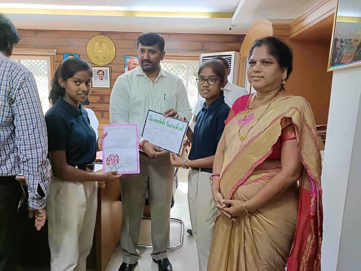 codeacadtswreis's tweet image. Principal madam along with school council leaders Invited collector @AmoyKumarIAS sir regarding SwatchGurukul program.....
#swachhgurukul @TSWREISOCIETY @DRonaldRose