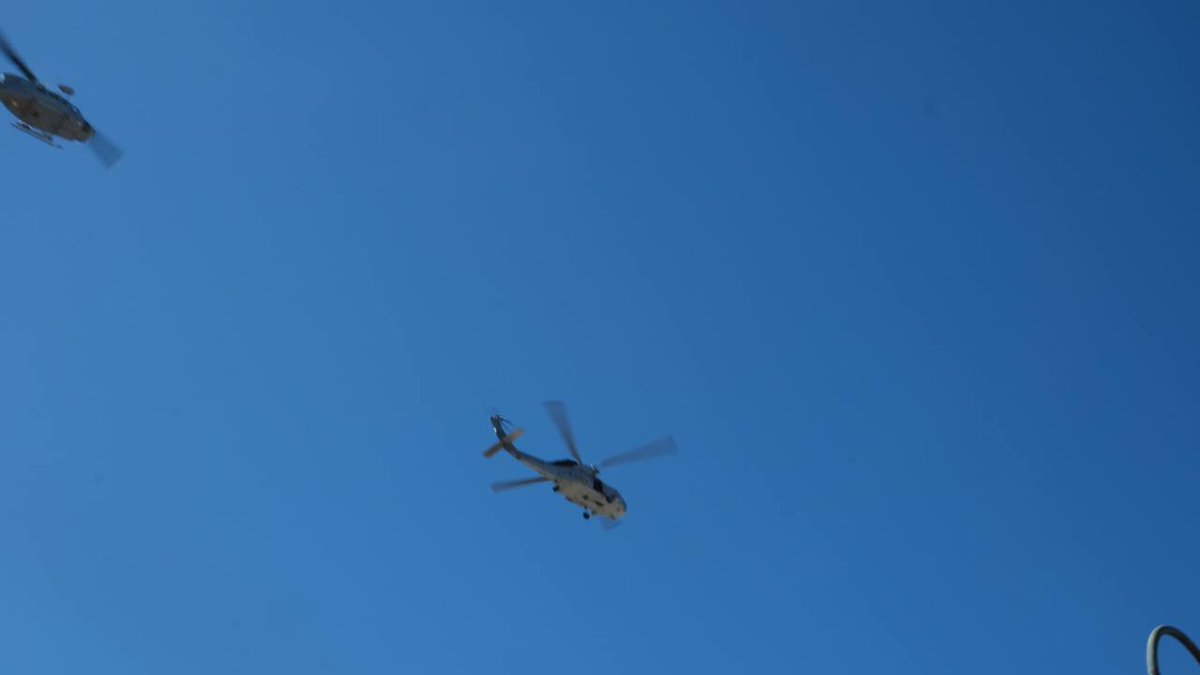 AytoSanlucar's tweet photo. 🚁 Esta mañana, varias aeronaves del Ejército del Aire llevaron a cabo una exhibición sobre el Paseo Marítimo y las aguas del litoral.

➡️ Los muchos sanluqueños que se congregaron para disfrutar de una jornada festiva pudieron ver el vuelo de varios Eurofighter y helicópteros. https://t.co/cqJ4oFgykF