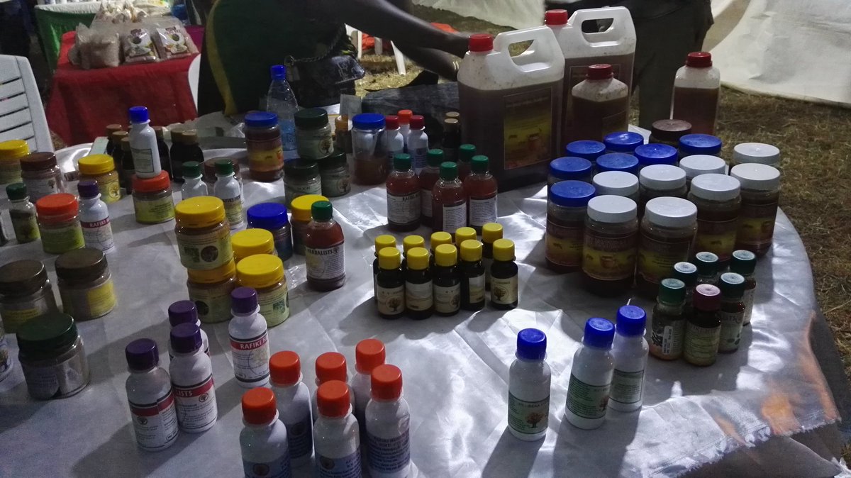 MinJSCBdi's tweet photo. 3.L’exposition des objets d’art, le marché culturel, le theatre,le marché et l’exposition alimentaire sont quelques activités effectuées lors du Festival #JAMAFEST 2022 de la @jumuiya. https://t.co/fz2P6YJNlJ