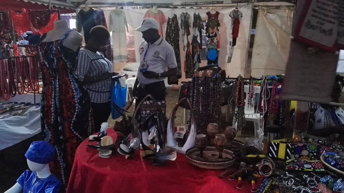 MinJSCBdi's tweet photo. 3.L’exposition des objets d’art, le marché culturel, le theatre,le marché et l’exposition alimentaire sont quelques activités effectuées lors du Festival #JAMAFEST 2022 de la @jumuiya. https://t.co/fz2P6YJNlJ