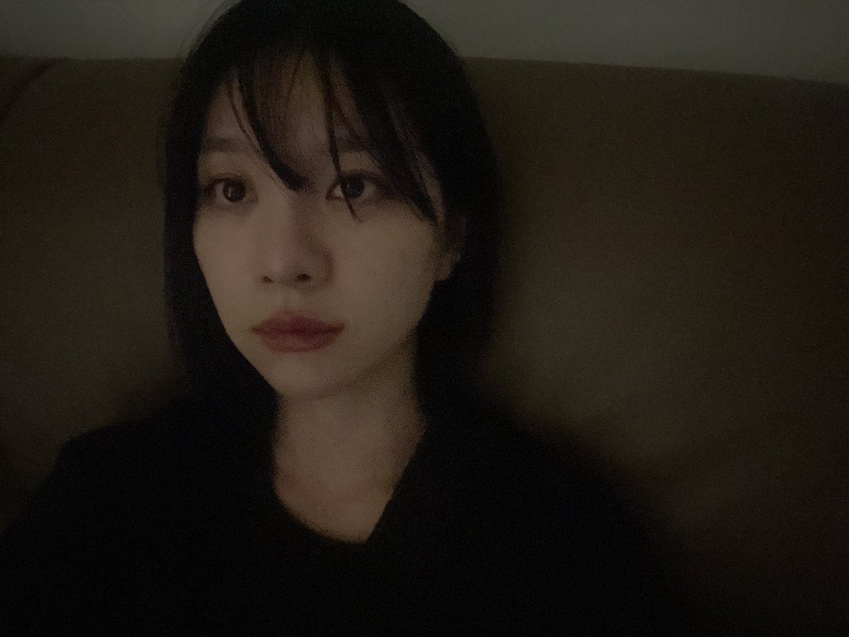 conxxxx_e's tweet photo. 얘드라... 정이연 흑발했다...🥲🖤 https://t.co/m9kYhZUXTW