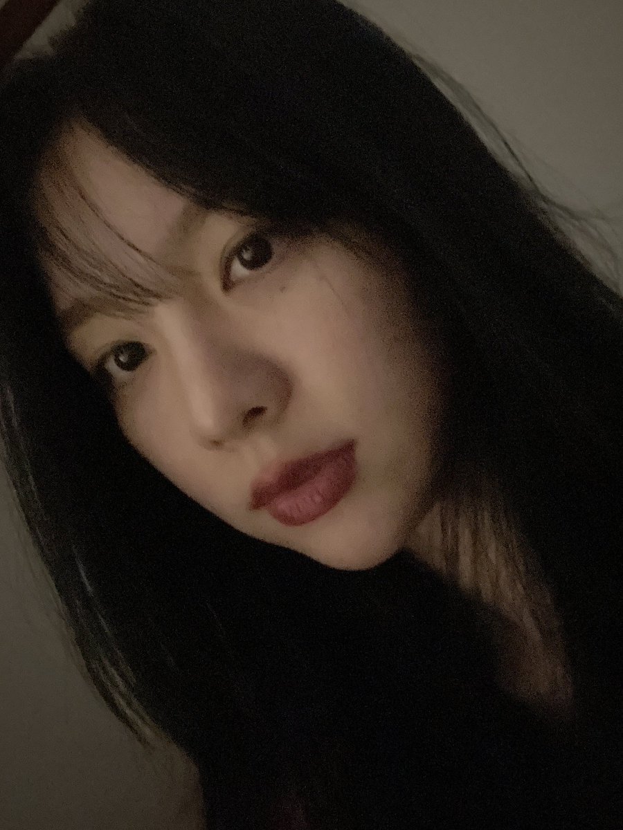 conxxxx_e's tweet photo. 얘드라... 정이연 흑발했다...🥲🖤 https://t.co/m9kYhZUXTW