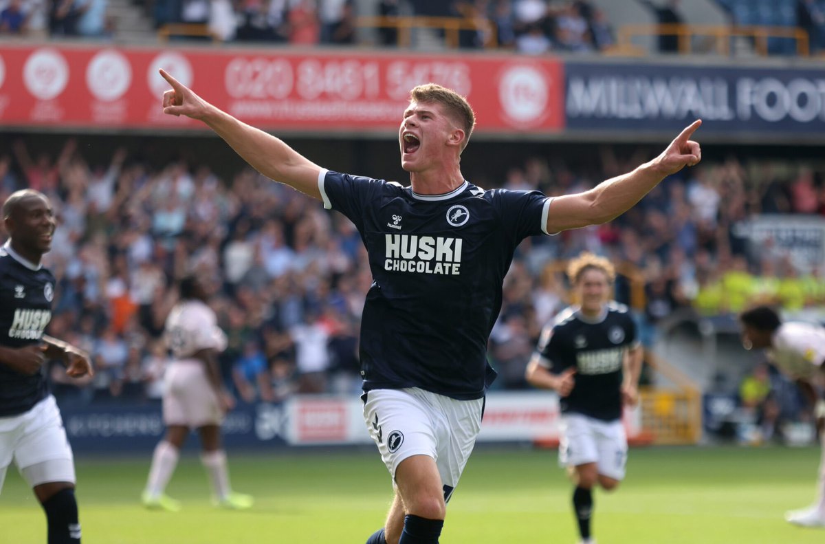 PLLoanWatch's tweet photo. 🌟PL LOANEE PERFORMANCE OF THE WEEK

Charlie Cresswell (20) - Millwall vs Cardiff

48 mins played
1 goal 
1 assist 
13/18 duels won (72%) 
5 interceptions 
11/13 passes completed (85%)

Changed the game from the bench with another colossal performance #LUFC #Millwall https://t.co/kGrOkt0Lbk