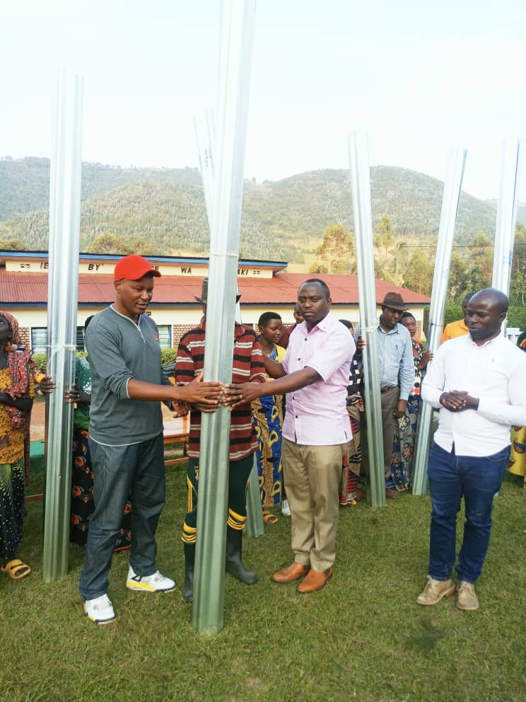 rushaki_sector's tweet photo. Muturanyi, ngira nkugire tugeraneyo, abanya @rushaki_sector muri @GicumbiDistrict bayigize intego. Aya ni amabati 108 ihuriro Rushaki Sustainable Development Initiative bafashishije bagenzi babo mu gukemura ikibazo cy'abafite imisarani idasakaye. @RwandaNorth @NzabonimpaEmmy https://t.co/QFZgz4TvBI