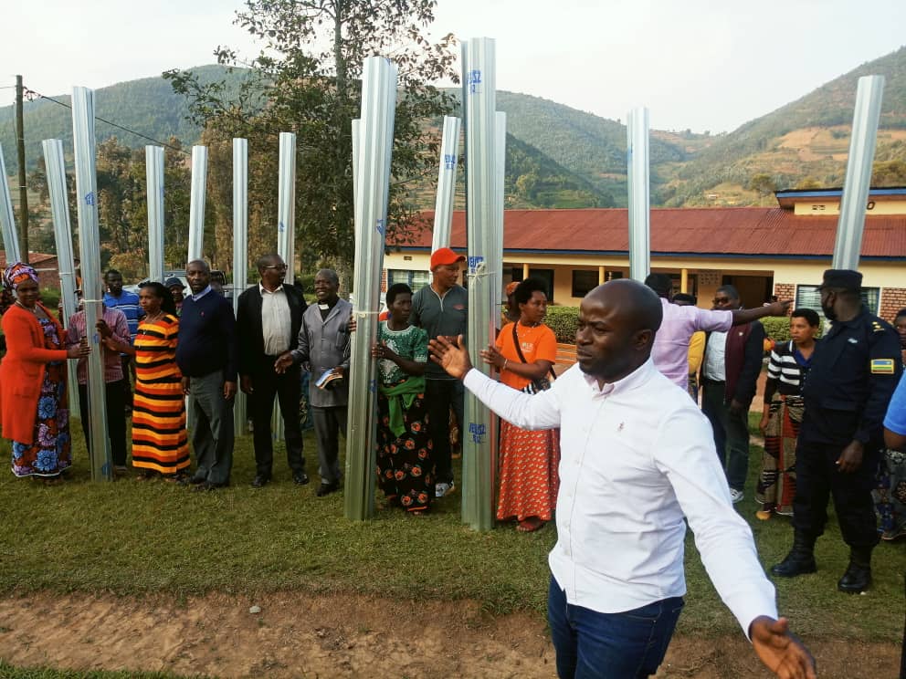 rushaki_sector's tweet photo. Muturanyi, ngira nkugire tugeraneyo, abanya @rushaki_sector muri @GicumbiDistrict bayigize intego. Aya ni amabati 108 ihuriro Rushaki Sustainable Development Initiative bafashishije bagenzi babo mu gukemura ikibazo cy'abafite imisarani idasakaye. @RwandaNorth @NzabonimpaEmmy https://t.co/QFZgz4TvBI