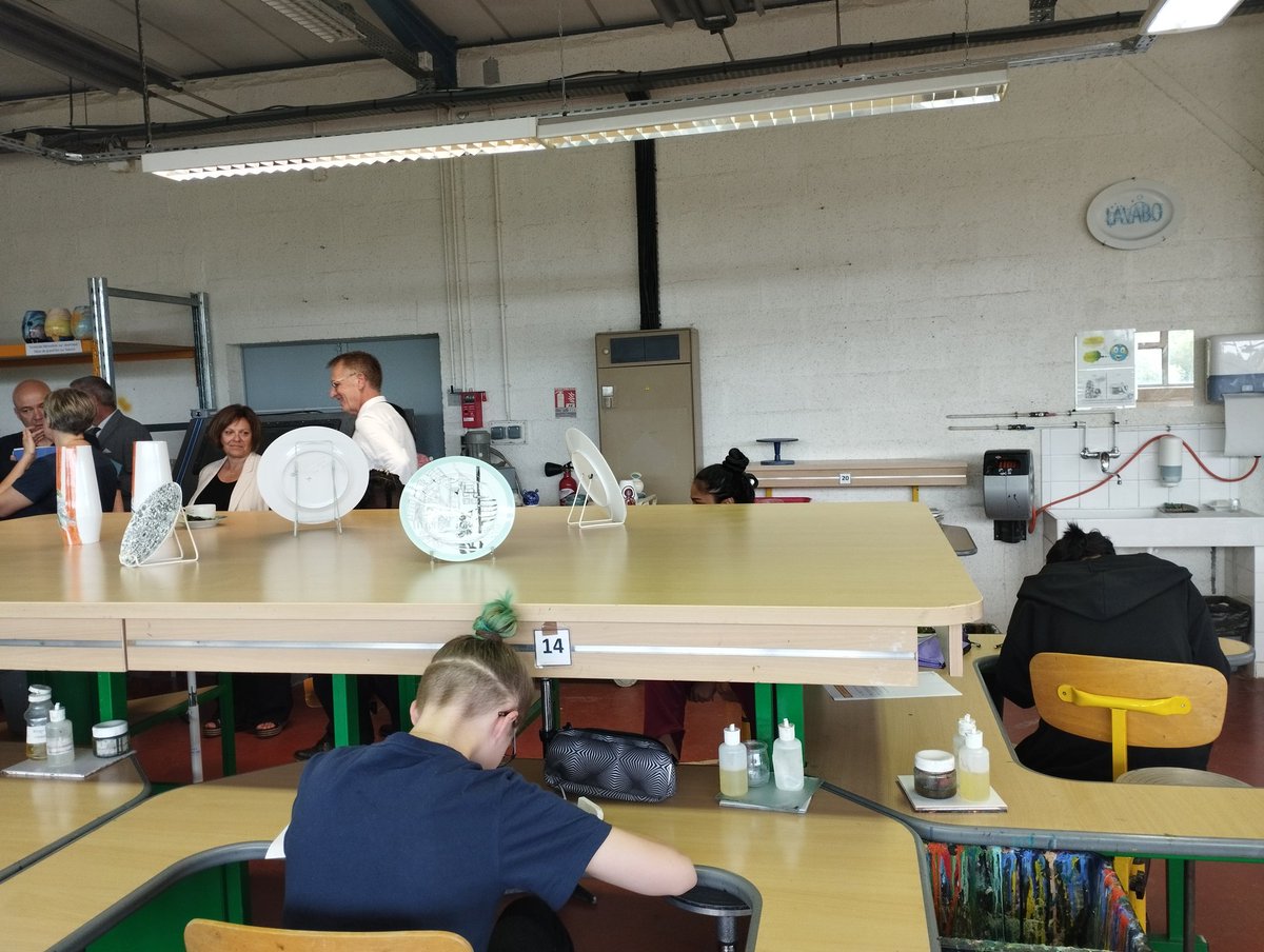 Visite du lycée Le Mas Jambost à Limoges | <a href="/NvelleAquitaine/">Nouvelle-Aquitaine</a> a investi 3M€ dans sa restructuration et sa mise en accessibilité. Labellisé lycée des métiers Arts et Techniques, il est très impliqué dans la mise en place du campus des métiers et qualifications "céramiques"