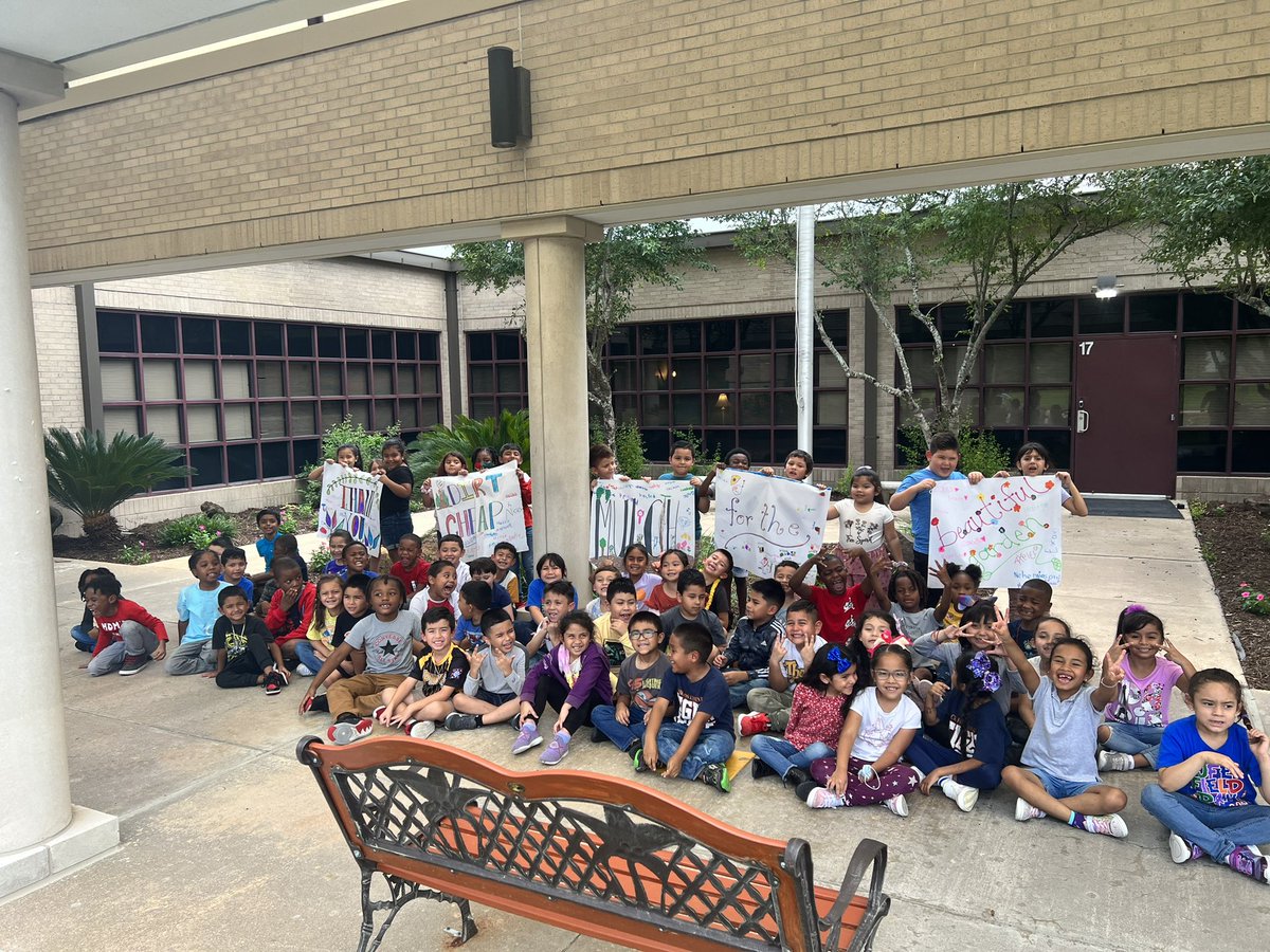MsGere_JFE's tweet photo. First grade tigers are THANKFUL to Dirt Cheap Mulch for our BEAUTIFUL GARDEN! @HumbleISD_JFE https://t.co/ef1spzmAkS
