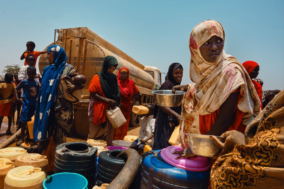adam_abdelmoula's tweet photo. I was pleased to join @UNReliefChief today in meeting with Prime Minister @HamzaAbdiBarre in #Mogadishu to discuss what more intl. partners can do to ensure the necessary support is provided to help bring #Somalia back from the edge of #famine - millions of lives are at risk. https://t.co/yqYeJxCWHl