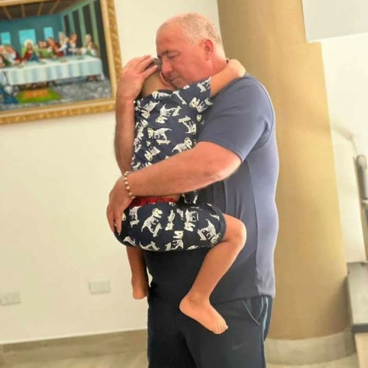 estendenciavzl's tweet photo. "Jóvito Gómez" comerciante que había sido secuestrado por delicuentes en Puerto Cabello, fue encontrado en las costas del estado Falcón, ya se encuentra a salvo en casa y con su familia. https://t.co/WF2bJ7yVfb