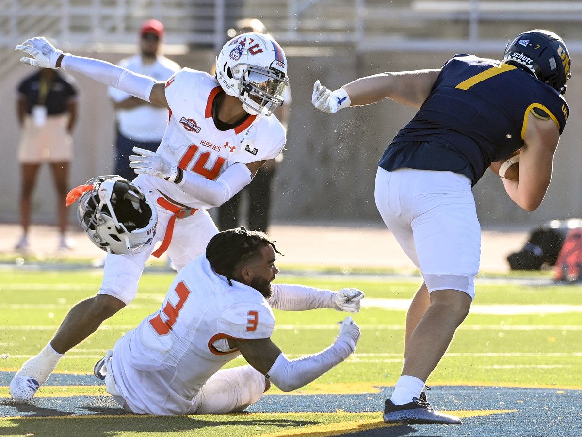AlexMcIntyre520's tweet photo. College football is back in Greeley, as @UNC_BearsFB fell to Houston Baptist 46-34 at Nottingham Field on Saturday to open their season. More photos: https://t.co/FSyLKtd2rH | 📸 for @GreeleyTribune @gtribsports https://t.co/tvkm1WxUFF