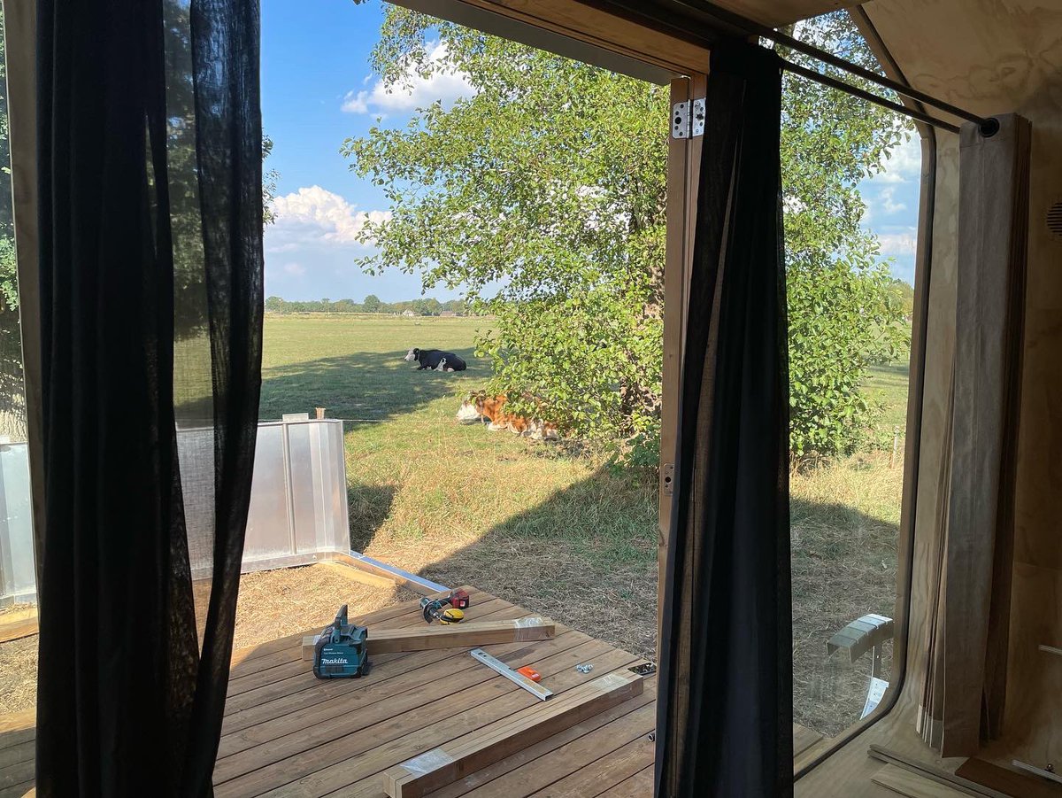 deklashorst's tweet photo. Afwerking @Wikkelhouse 1: Kijk dan hoe prachtig! 🥰 Een duurzaam in karton gewikkeld vakantiehuisje. 🏡 Zelfs de meubels zijn van restmaterialen 🪚. Voor 4 personen 👨‍👩‍👧‍👦, met eigen douche 🚿en toilet 🚽, verwarmd door een luchtwarmtepomp. Snel meer foto’s op https://t.co/uhI1a6tYTE https://t.co/IEbVk6CCJw