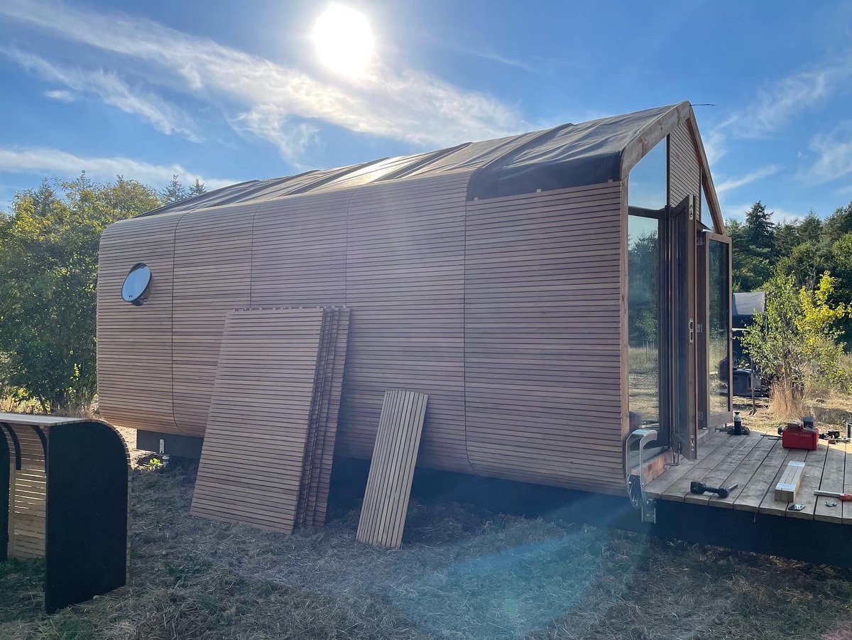 deklashorst's tweet photo. Afwerking @Wikkelhouse 1: Kijk dan hoe prachtig! 🥰 Een duurzaam in karton gewikkeld vakantiehuisje. 🏡 Zelfs de meubels zijn van restmaterialen 🪚. Voor 4 personen 👨‍👩‍👧‍👦, met eigen douche 🚿en toilet 🚽, verwarmd door een luchtwarmtepomp. Snel meer foto’s op https://t.co/uhI1a6tYTE https://t.co/IEbVk6CCJw