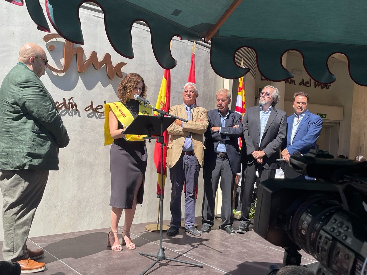 FonsiLoaiza's tweet photo. Hoy, Isabel Díaz Ayuso ha sido proclamada presidenta de Tabarnia por los ultraderechistas Girauta y Tomás Guasch por su "batalla contra el independentismo catalán". Tele Madrid ha hecho un especial del evento en las noticias. Vergüenza. https://t.co/jWfOqDv2d0