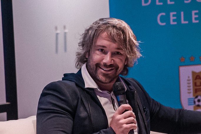 DiegoLugano's tweet photo. Ayer de noche se realizó la presentación de Fundación Celeste 2022. En una velada hermosa, donde se mostraron proyectos viejos y nuevos, disfrutamos de la presencia de algunos jugadores fundadores y la compañía de Diego Alonso y Darío ,Gracias al cuerpo técnico por la humildad. https://t.co/szXWkqcLrK