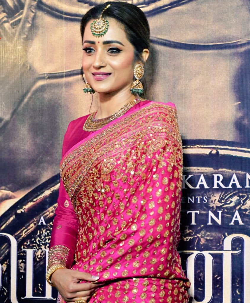timepasspage's tweet photo. Queen @trishtrashers didn't go other movie shoot Inbetween.
Her dedication 👏 🙌 😍 ❤️
#Trisha #TrishaKrishnan #PonniyinSelvan #PS1Trailer #Ps1audio #PS1fromSEP30 🥰 #CholasAreComing #ManiRatnam https://t.co/pqNeUPdYua