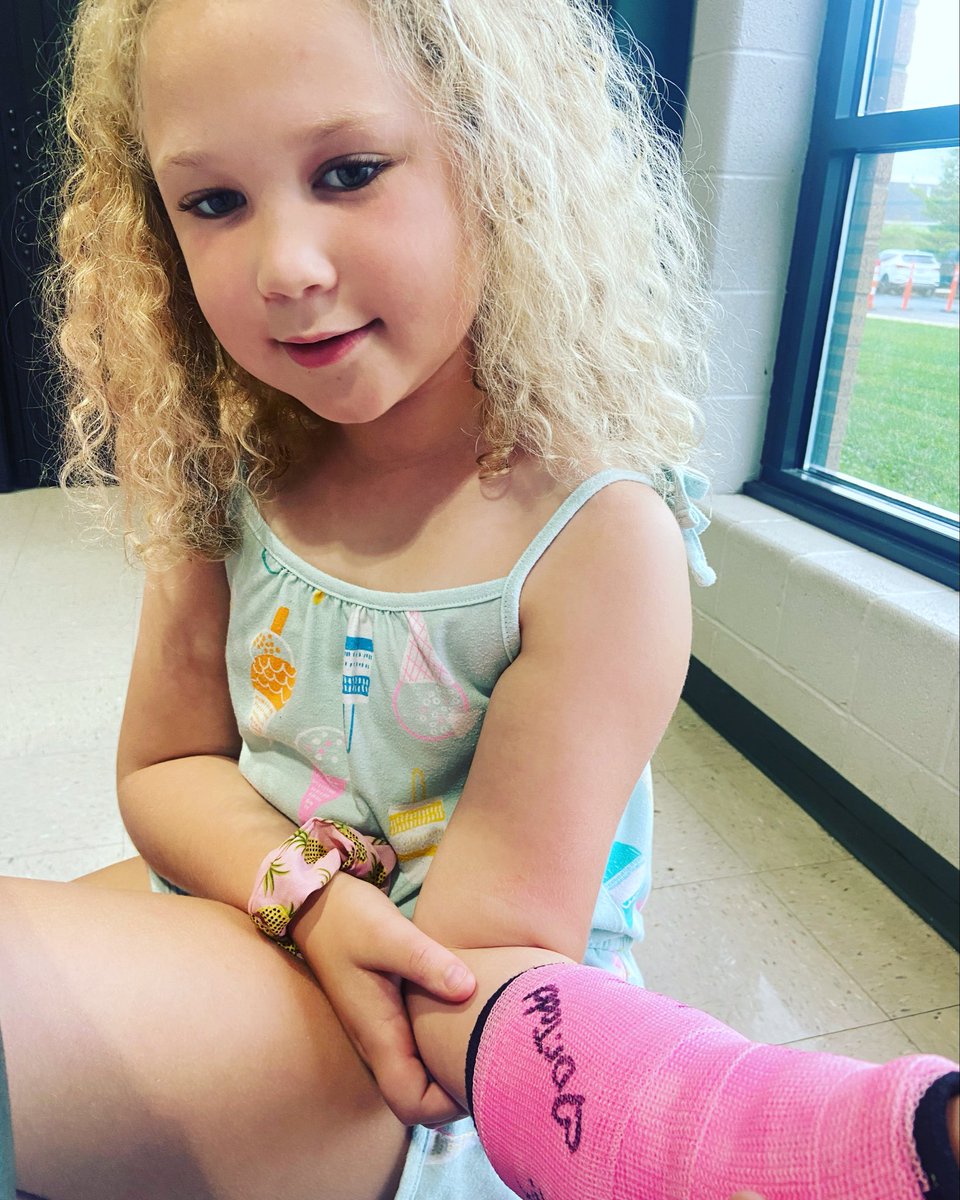 EarlyLearningDr's tweet photo. Thanks for asking me to sign your cast Willow #WeAreDuello #love #buddies #healquick https://t.co/JhWPTrlEcf