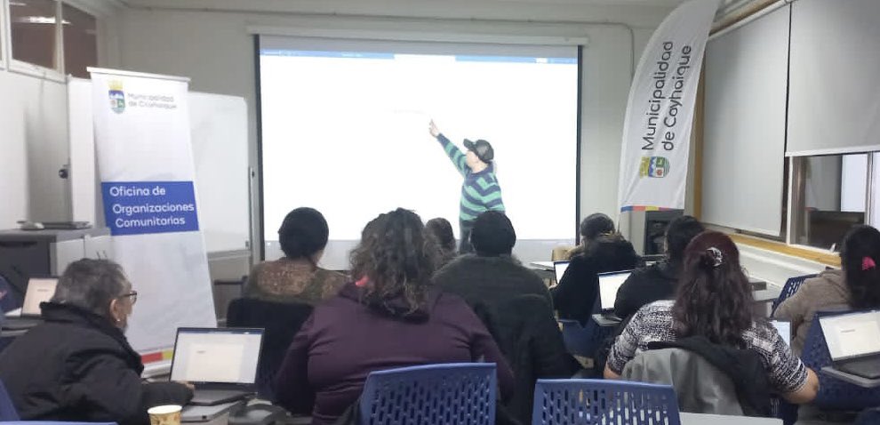 omarchible's tweet photo. [👨‍🏫] Ayer comenzamos con la @municoyhaique con nuestros talleres de #alfabetizaciondigital 💻📲 para #organizacionescomunitarias 🙂🤝 

👉La #educacióndigital es fundamental para el desarrollo de la comunidades 🫶🇨🇱 seguimos avanzando. 

#alfabetizacióndigital #coyhaique #aysen https://t.co/CeCA9A2xxZ