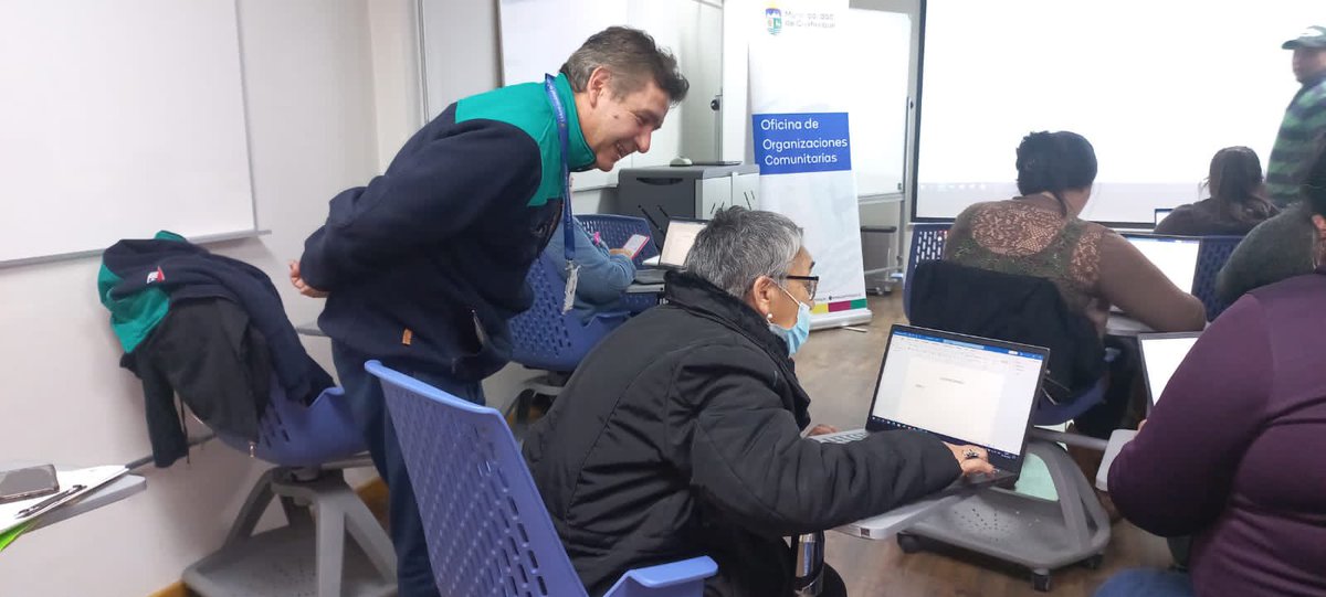 omarchible's tweet photo. [👨‍🏫] Ayer comenzamos con la @municoyhaique con nuestros talleres de #alfabetizaciondigital 💻📲 para #organizacionescomunitarias 🙂🤝 

👉La #educacióndigital es fundamental para el desarrollo de la comunidades 🫶🇨🇱 seguimos avanzando. 

#alfabetizacióndigital #coyhaique #aysen https://t.co/CeCA9A2xxZ
