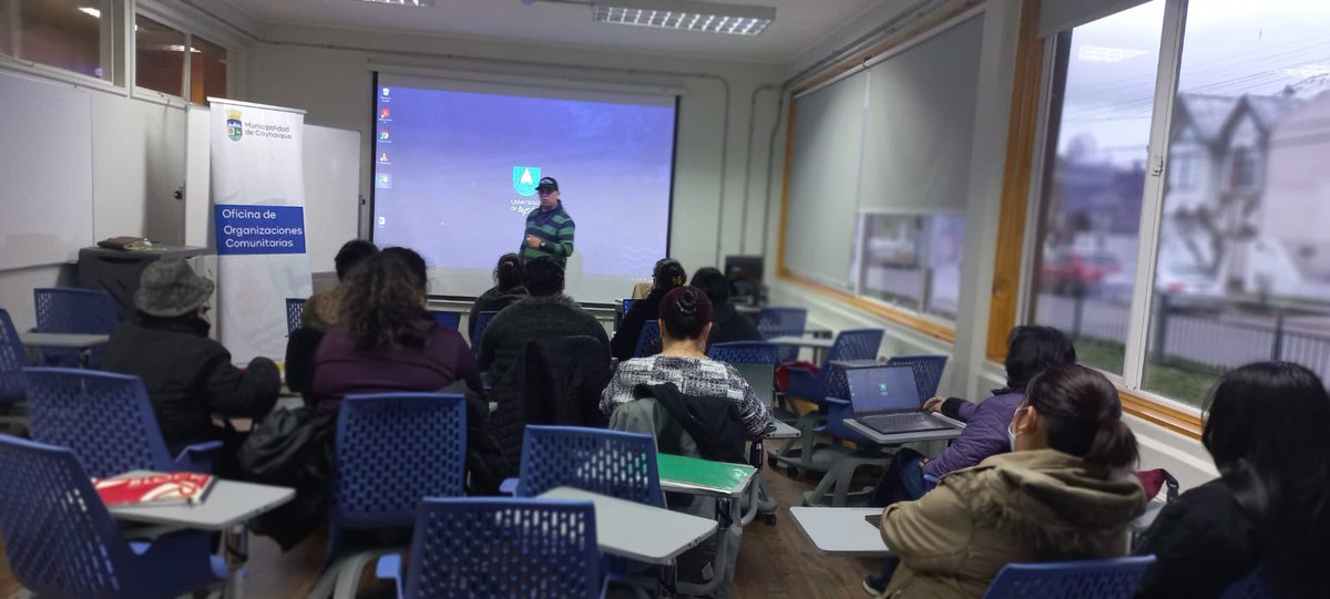 omarchible's tweet photo. [👨‍🏫] Ayer comenzamos con la @municoyhaique con nuestros talleres de #alfabetizaciondigital 💻📲 para #organizacionescomunitarias 🙂🤝 

👉La #educacióndigital es fundamental para el desarrollo de la comunidades 🫶🇨🇱 seguimos avanzando. 

#alfabetizacióndigital #coyhaique #aysen https://t.co/CeCA9A2xxZ