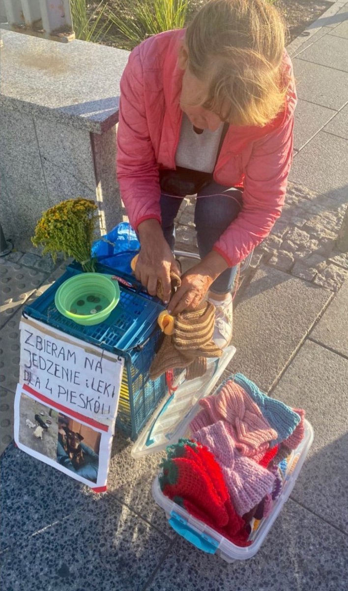 damian_zurawski's tweet photo. Proszę o RT🙏🥹

W Warszawie obok wejścia do metra Centrum przy Rotundzie siedzi codziennie Pani w podeszłym wieku. 
Sprzedaję ciepłe kapcie i opaski na głowę. 
Stara się dorobić na leki i jedzenie dla swoich psiaków.💔 https://t.co/dnlbxtFVmj