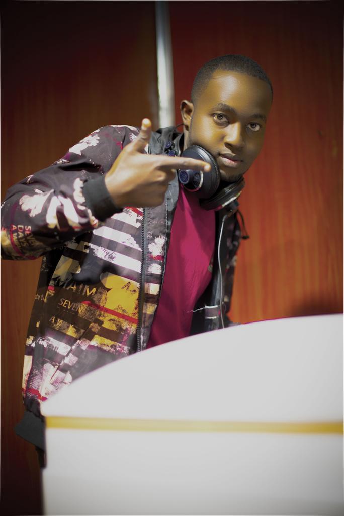 Deejaykevoo's tweet photo. N.Y.U 99.3 FM https://t.co/RgHVB6St89