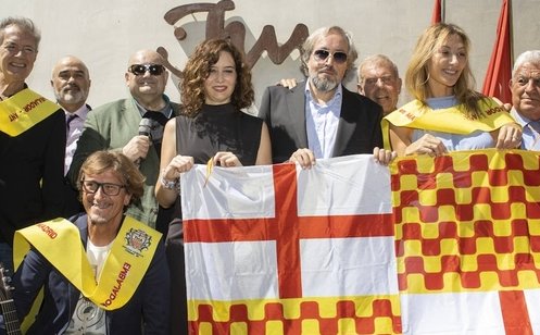 FonsiLoaiza's tweet photo. Hoy, Isabel Díaz Ayuso ha sido proclamada presidenta de Tabarnia por los ultraderechistas Girauta y Tomás Guasch por su "batalla contra el independentismo catalán". Tele Madrid ha hecho un especial del evento en las noticias. Vergüenza. https://t.co/jWfOqDv2d0