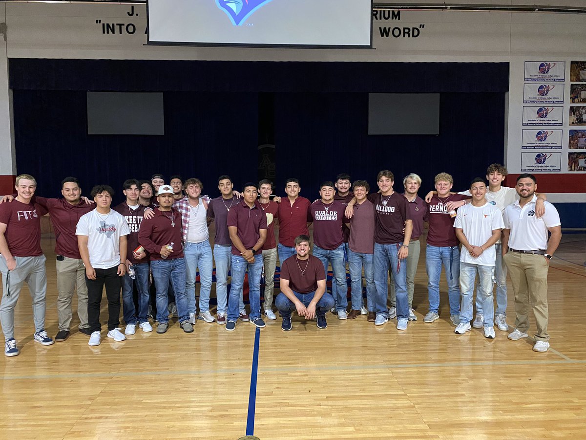 CodyBurkhalter's tweet photo. Supporting @Uvalde_CISD here from Arlington Tx for their first day of classes today. 

#Uvalde #standforuvalde https://t.co/CaTnBY94ms