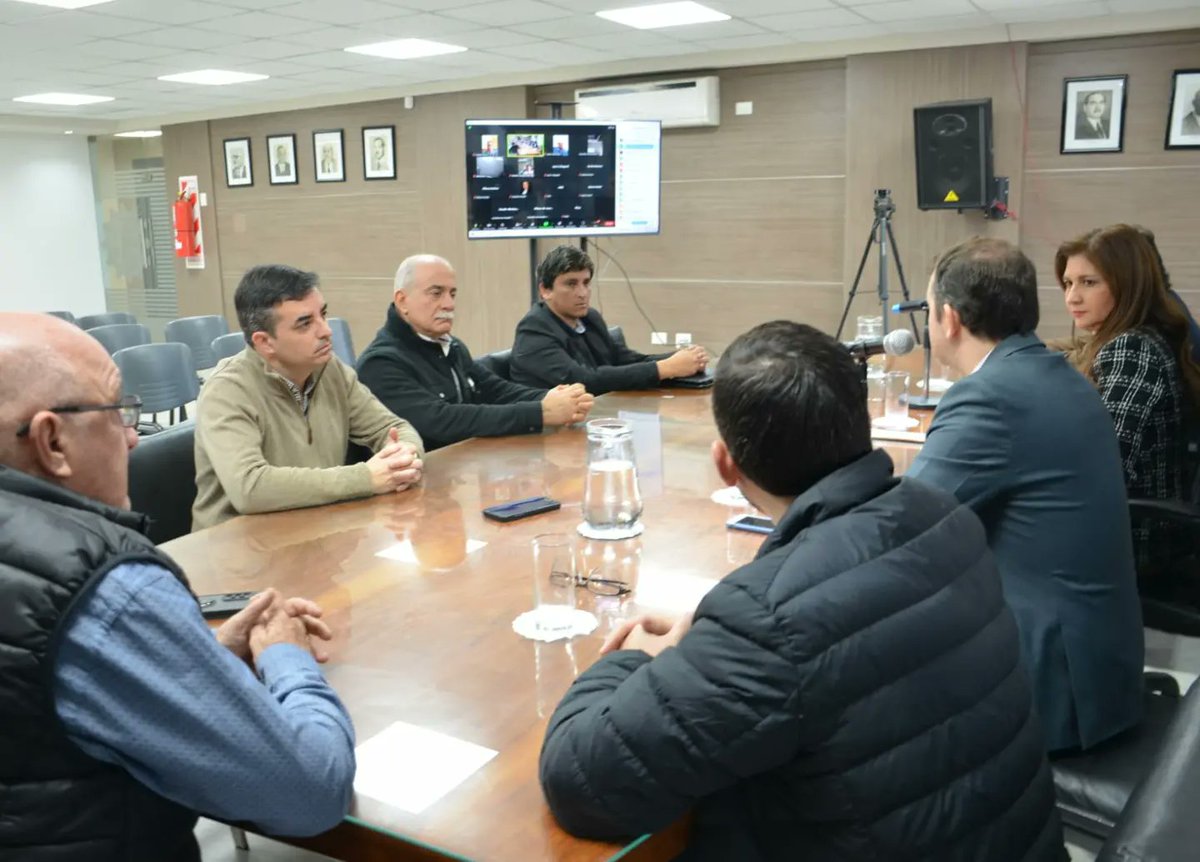 fechacochaco's tweet photo. 📝 Ante empresarios pymes de la provincia, el funcionario explicó los alcances del Decreto Nacional 551/22, que pone en vigencia el programa "Puente al Empleo" para la reconversión de planes sociales, a partir del 1 de octubre, que tiene los siguientes beneficios: https://t.co/MODENjE8mC