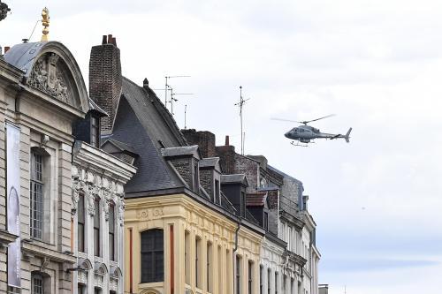 VDNLille's tweet photo. #Lille : l’#hélico de l’armée en vidéo et photos au-dessus du centre-ville #JO  https://t.co/L4Cwjiedbt https://t.co/Ri4cdQ17QN