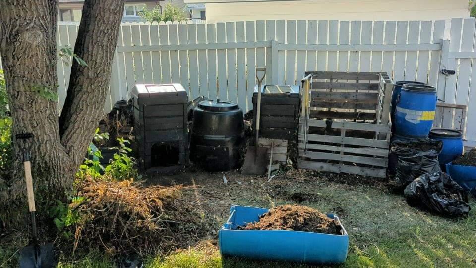 TempleGrower's tweet photo. A new personal best! Broke +60°C in my #compost! That is HOT! 🥵 Gotta have ridiculously vigorous microbial action to get up that high! I used ~25kg of okara so that would do it... Epic!♻️🌱
#CompostYourOwn #GardenersGold https://t.co/zCHyE4TAsJ