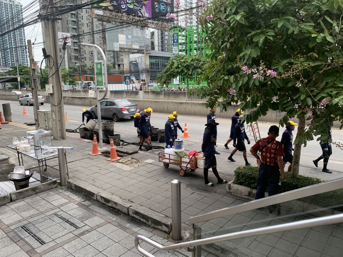Patiscat's tweet photo. ใครว่าผู้ว่าไม่ทำงานคะอีดอก นี่ค่ะ ภาพเมื่อ 3-4 วันก่อนที่ MRT ห้วยขวางที่เขาเอาคนในเรือนจำมาลอกท่อ เขาพยายามทำกันอยู่ตลอด อีสลิ่มแก่ถ้ามึงอยู่กรุงเทพจริงๆมึงก็น่ารู้นะว่าท่อในกทม.ไม่ได้มีท่อเดียว ท่อเดียวที่น่าจะมีสำหรับมึงคือท่อออกซิเจนที่ต่อเข้าจมูกมึงตอนติดเตียงค่ะ #น้ำท่วม https://t.co/MUhXBLU4St