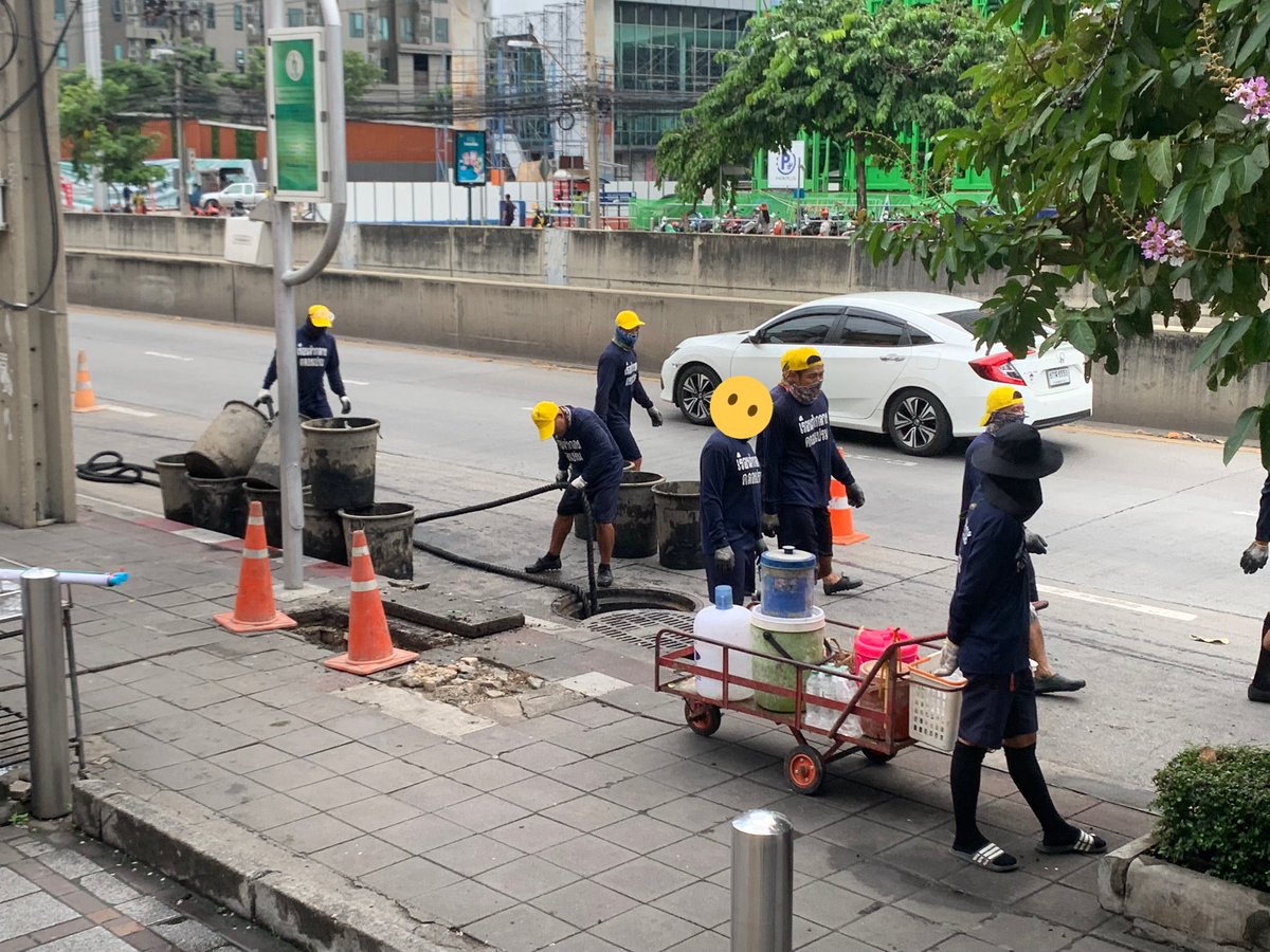 Patiscat's tweet photo. ใครว่าผู้ว่าไม่ทำงานคะอีดอก นี่ค่ะ ภาพเมื่อ 3-4 วันก่อนที่ MRT ห้วยขวางที่เขาเอาคนในเรือนจำมาลอกท่อ เขาพยายามทำกันอยู่ตลอด อีสลิ่มแก่ถ้ามึงอยู่กรุงเทพจริงๆมึงก็น่ารู้นะว่าท่อในกทม.ไม่ได้มีท่อเดียว ท่อเดียวที่น่าจะมีสำหรับมึงคือท่อออกซิเจนที่ต่อเข้าจมูกมึงตอนติดเตียงค่ะ #น้ำท่วม https://t.co/MUhXBLU4St