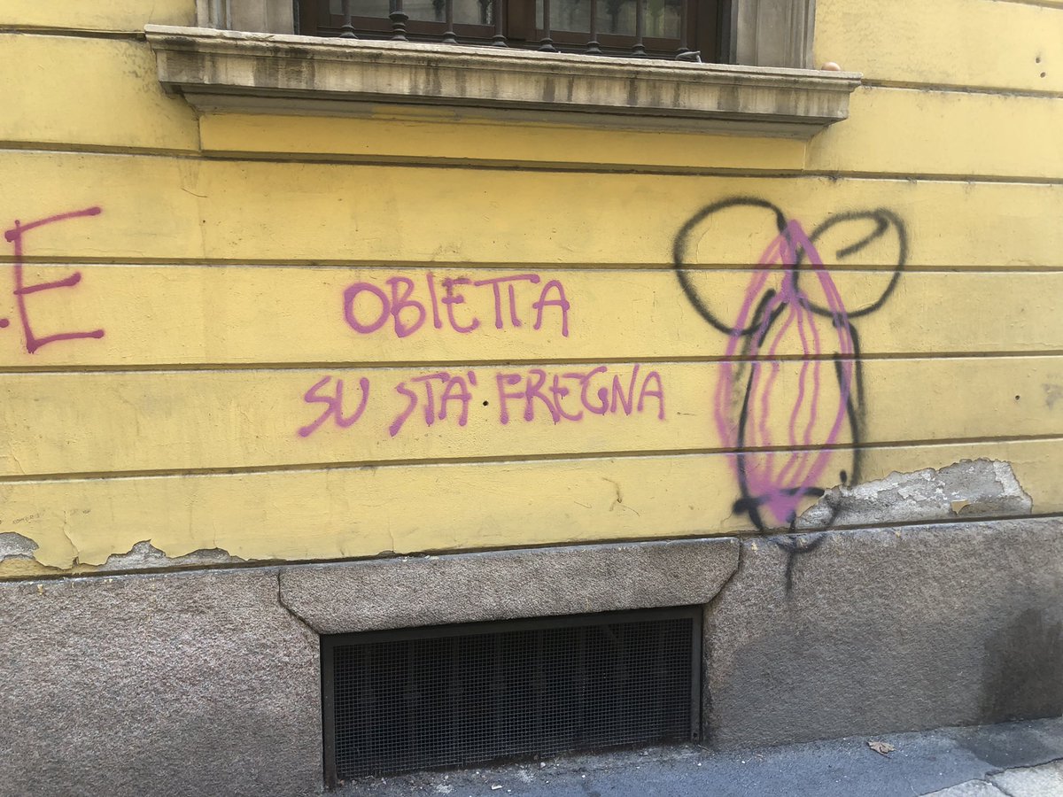 VIRGINRINGO's tweet photo. Subito a puntualizzare..:)) #muri #messaggi #scritte #femministe #scuole #spray #fregna https://t.co/cwhPptBzgQ