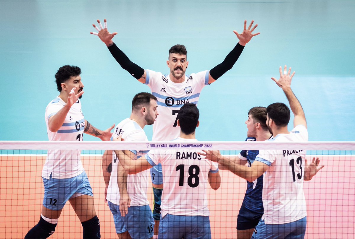 Voley_FeVA's tweet photo. ¡Triunfazo argentino🇦🇷! 

La Selección Nacional venció a Serbia🇷🇸 en sets corridos y se clasificó a los cuartos de final. El rival será Brasil o Irán el jueves a las 12:30.

ARG🇦🇷 3-0 SRB🇷🇸 (25-23; 25-21; 25-23)

🔝 Bruno Lima (14)

#VamosArgentina https://t.co/CvWjn65yfg