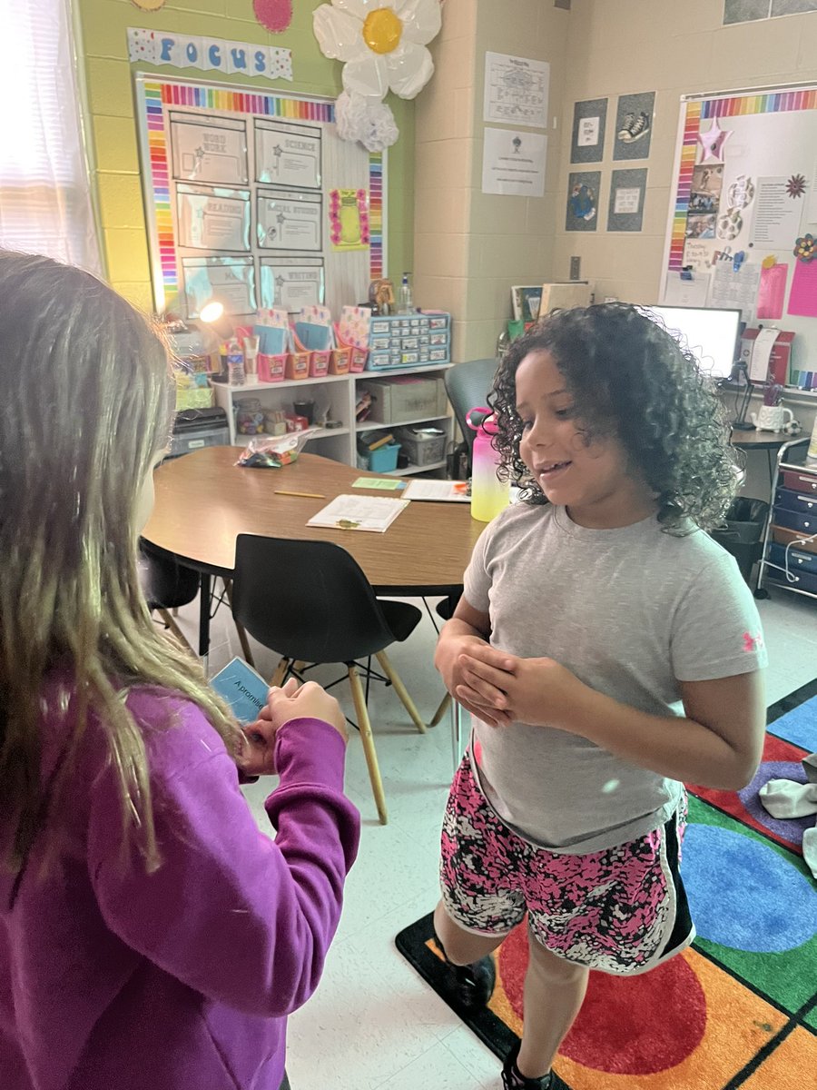 MsLaney_2nd's tweet photo. Today we used the quiz quiz trade strategy to help us learn about Francis Bellamy and The Pledge of Allegiance! 😁🇺🇸 #WestWildcats https://t.co/Y4SfNyA5bT