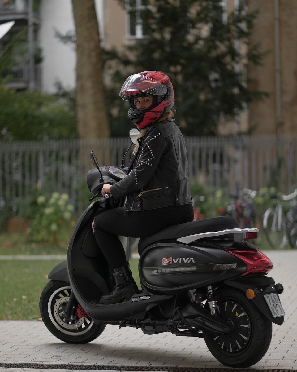 Der AsVIVA E-Motorroller EM2 in elegantem Schwarz 🛵